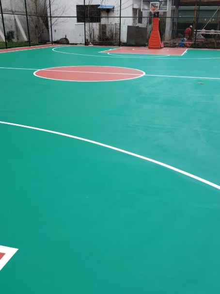 巴东 球场长期使用易出现地面开裂
